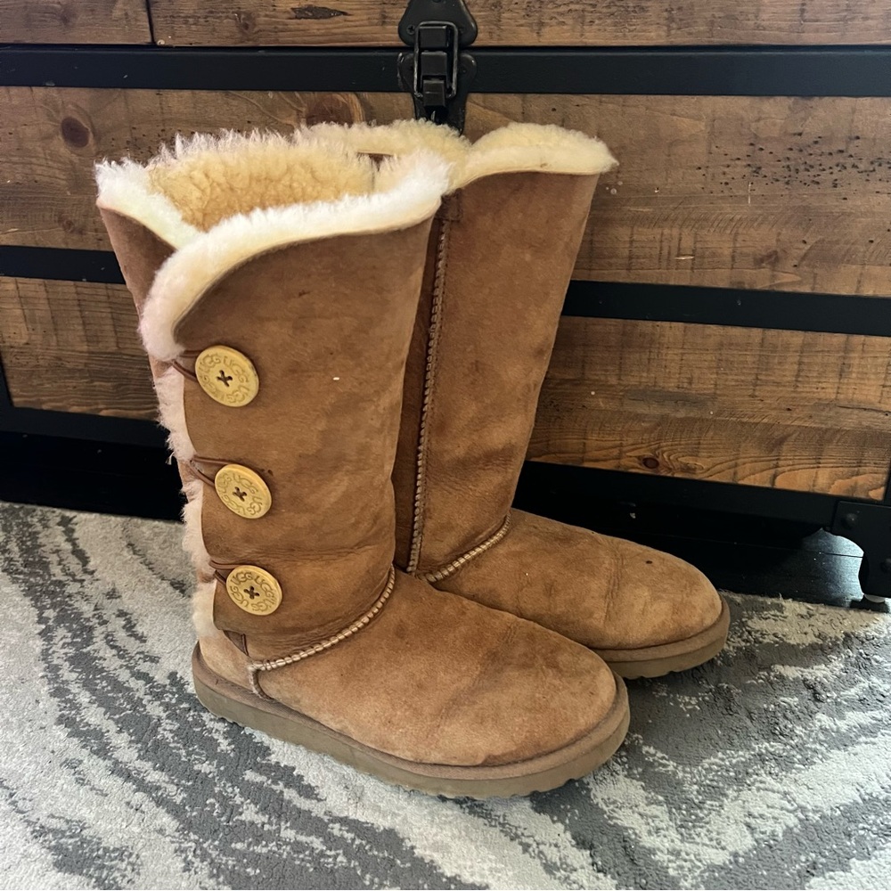 UGG Bailey Button Triplet II Boot size 8